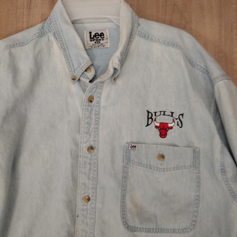 Rare button down Chicago bulls shirt 🔥